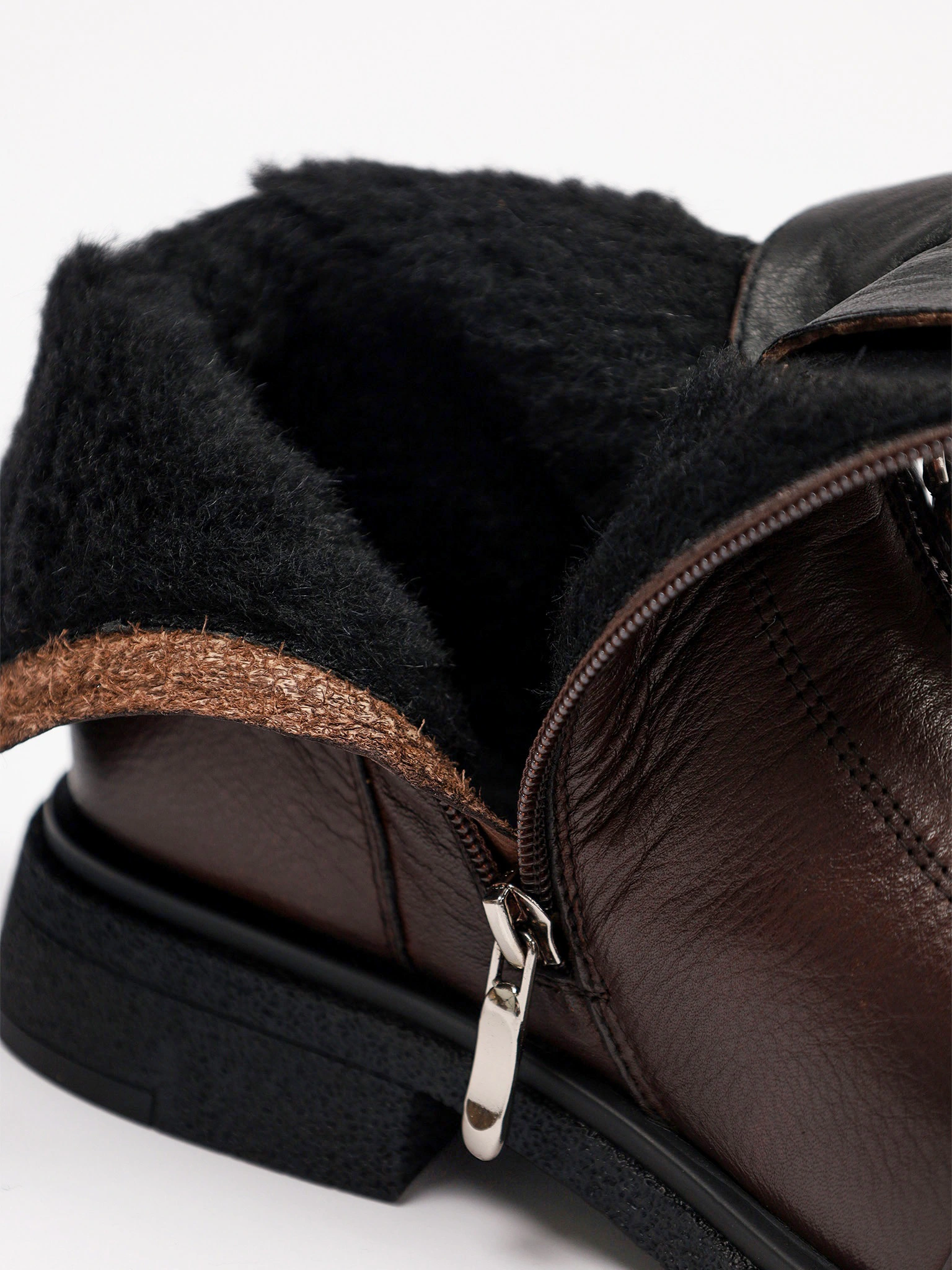 Ботинки коричневого цвета с декоративной молнией спереди